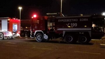 Θεσσαλονίκη: Στις φλόγες βανάκι μετά από σύγκρουση με νταλίκα, στο νοσοκομείο ο οδηγός