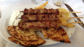 «Καυτερές» τιμές: Στα 3.90€ το τυλιχτό σουβλάκι και στα 3€ το καλαμάκι (vid)