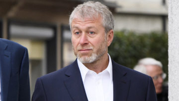 Ρομάν Αμπράμοβιτς: Oι διεφθαρμένες συμφωνίες, οι στενές σχέσεις με τον Πούτιν και η προστασία από τον Γέλτσιν 