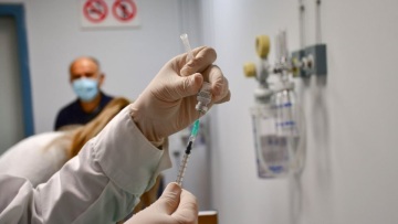 Κορωνοϊός: Οι σκέψεις για τέταρτη δόση σε ηλικιωμένους - Συνεχίζεται η αποσυμφόρηση του ΕΣΥ