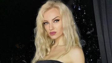 Η Τζούλια Νόβα αγκαλιά με το μωρό της