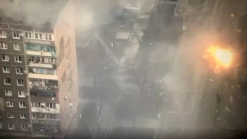 Βίντεο: Άρμα μάχης πυροβολεί εν ψυχρώ πεζό στη Μαριούπολη