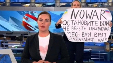Μαρίνα Οβσιάνικοβα: Για «παράνομη διαδήλωση» κατηγορείται η Ρωσίδα δημοσιογράφος που σήκωσε πλακάτ κατά του πολέμου