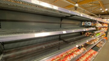 Πόλεμος στην Ουκρανία: Ανατιμήσεις και ελλείψεις βασικών ειδών στα ράφια των σούπερ μάρκετ φέρνει η κρίση