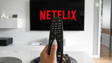 Netflix: Aλλαγή πλεύσης μετά την απώλεια χιλιάδων συνδρομητών - Φθηνότερα πακέτα, αλλά με διαφημίσεις