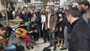 Ο Αλέξης Τσίπρας έδωσε χρήματα σε μουσικούς του δρόμου στην Καλαμαριά