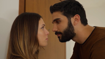 Η Γη της Ελιάς: Ο Αλέξης βλέπει τον Νικήτα και τη Μυρτάλη να φιλιούνται και γίνεται έξαλλος