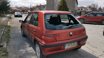 Γρεβενά: Σμπαράλια έγινε το παμπρίζ του αυτοκινήτου του 24χρονου φύλακα - Δείτε εικόνες