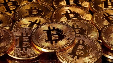 «Πανικός» στα κρυπτονομίσματα: Το Bitcoin έπεσε κάτω και από τα 27.000 δολάρια