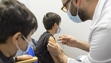 Ένα στα τέσσερα νέα κρούσματα σε νέους κάτω των 18 ετών