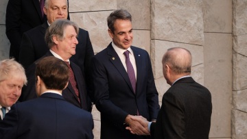 Η χειραψία Μητσοτάκη – Ερντογάν στη Σύνοδο του ΝΑΤΟ