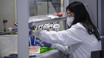 Κορωνοϊός: Ο ΕΜΑ έδωσε «πράσινο φως» στα μονοκλωνικά της AstraZeneca που προλαμβάνουν την Covid-19