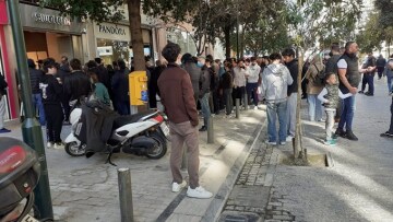 Ουρές έξω από καταστήματα Swatch για μια ρέπλικα ρολογιού Omega των €6.700 με τιμή αγοράς €250!