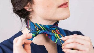 Αεροσυνοδοί με βαμμένα νύχια, piercing και στολές «χωρίς φύλο»: Αεροπορική εταιρεία υιοθετεί την ευελιξία εμφάνισης