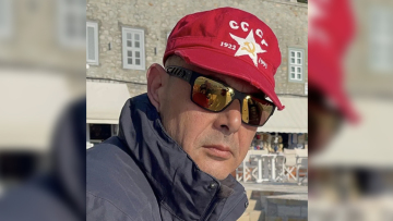 Πάνος Καμμένος: Ποζάρει στην Ύδρα με καπέλο της ΕΣΣΔ