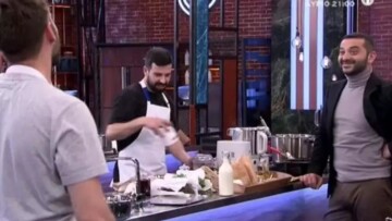 Master Chef: Η φιλία τους είναι τόσο μεγάλη που κάνουν μπάνιο μαζί - Σε... σοκ ο Κουτσόπουλος