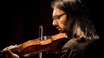 Ο Λεωνίδας Καβάκος δίνει συναυλία στο Μέγαρο Μουσικής Αθηνών για να ξαναχτιστεί το μαιευτήριο της Μαριούπολης