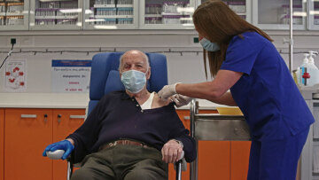 Τέταρτη δόση: «Πράσινο φως» στους άνω των 60 - Πότε θα ανοίξει η πλατφόρμα