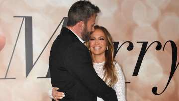 Τζένιφερ Λόπεζ: Το μονόπετρο που φούντωσε τις φήμες που τη θέλουν να αρραβωνιάστηκε τον Μπεν Άφλεκ