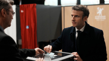 Γαλλικές εκλογές: «Ψηφίστε» καλεί ο Μακρόν τους Γάλλους, ανησυχία για τη χαμηλή προσέλευση