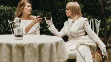 Η Αιμιλία Υψηλάντη συναντά τη Νατάσα Καλογρίδη στη σκηνή του θεάτρου Αργώ