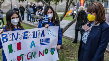 Κατερίνα Σακελλαροπούλου: «Στα ελληνόφωνα χωριά της Ιταλίας κλάψαμε για μια πατρίδα όμορφη και χαμένη»