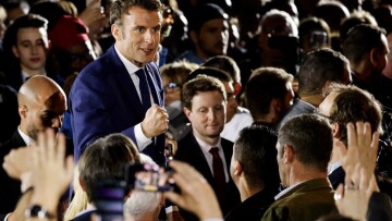 Μακρόν κατά Λεπέν: Προτείνει ένα εθνικιστικό σχέδιο που δεν είναι πατριωτισμός