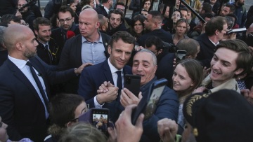 Γαλλικές εκλογές: Το 33% των ψηφοφόρων του Μελανσόν θα ψηφίσει Μακρόν και το 23% Λεπέν - Νέα δημοσκόπηση