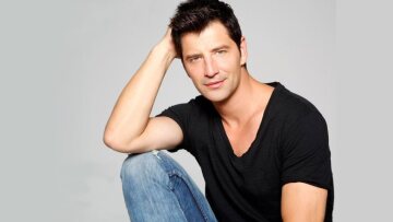 Ο Σάκης Ρουβάς μας συστήνει το νέο μέλος της οικογένειάς του με μία φωτογραφία