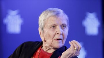 Ελένη Γλύκατζη Αρβελέρ: Στα 90 περπατώ, στα 100 θα φτάσω και μόνο τότε θα σκεφτώ αν πρέπει να γεράσω