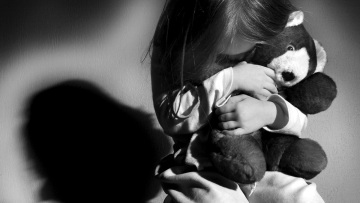 «Ο πατριός μου με κακοποιούσε σεξουαλικά από τότε που ήμουν νήπιο»: Η ανατριχιαστική μαρτυρία μιας γυναίκας