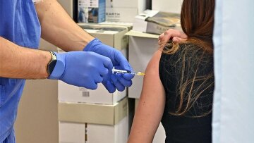 Κορωνοϊός: Η τρίτη δόση εμβολίου μετά από μόλυνση αυξάνει ελάχιστα την προστασία έναντι της Omicron