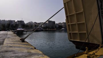 Κανονικά τα δρομολόγια των πλοίων από Πειραιά και Ραφήνα, απαγορευτικό στο Λαύριο
