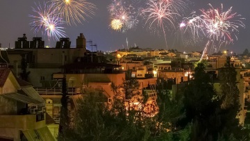 Ανάσταση στην Αττική: Οκτώ εκκλησίες και μοναστήρια για την πιο ατμοσφαιρική εμπειρία