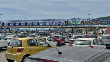 Έξοδος Πάσχα - Κίνηση στους δρόμους: Μετ' εμποδίων η έξοδος, γεμάτα φεύγουν λεωφορεία, τρένα και πλοία