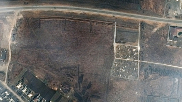 Πόλεμος στην Ουκρανία: Αυξάνονται δραματικά οι νεκροί στη Μαριούπολη, δορυφορικές εικόνες δείχνουν μαζικό τάφο 