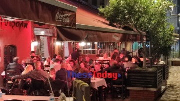 Θεσσαλονίκη: Μετά τον Επιτάφιο, πλημμύρησαν με κόσμο τα Λαδάδικα