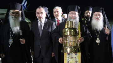 Άγιο Φως: Έφτασε στην Ελλάδα από τα Ιεροσόλυμα