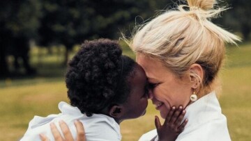 Η Χριστίνα Κοντοβά απολαμβάνει τη θάλασσα με την κόρη της