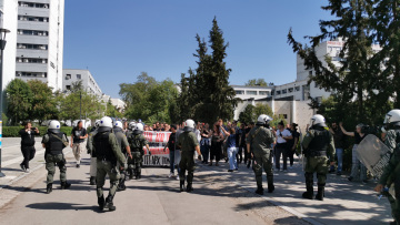 ΑΠΘ: Ξύλο μεταξύ φοιτητών και αποδοκιμασίες κατά την αποχώρηση της Αστυνομίας - Δείτε βίντεο
