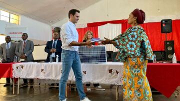 Φέντερερ: Παρέδωσε 3.000 τάμπλετ για τα παιδιά στο Μαλάουι 