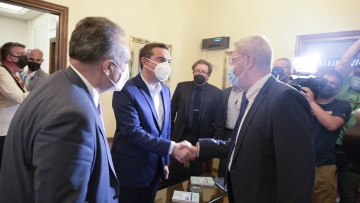 Τσίπρας: Τροπολογία ΣΥΡΙΖΑ για μη πληρωμή της ρήτρας αναπροσαρμογής