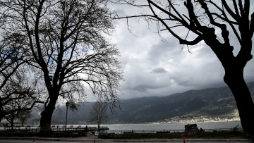 Χάλασε απότομα ο καιρός - Με βροχές και καταιγίδες το τριήμερο της Πρωτομαγιάς