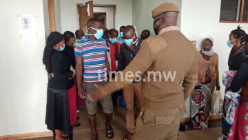 Καθολικός ιερέας, αστυνομικός και άλλοι 10 άνθρωποι καταδικάστηκαν στο Μαλάουι για τον φόνο ενός αλμπίνου