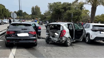 Βουλιαγμένη: Βίντεο ντοκουμέντο από την καραμπόλα στην παραλιακή - Τέσσερις τραυματίες