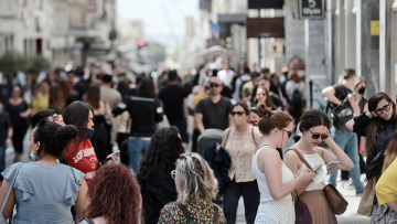 Μέτρα για τον κορωνοϊό: Τι αλλάζει στην καθημερινότητά μας - Τα μέτρα που φεύγουν και... οι μάσκες που μένουν