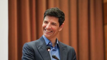 Ο Σάκης Ρουβάς ποζάρει αγκαλιά με τον γιο του, στο σαλόνι του σπιτιού του