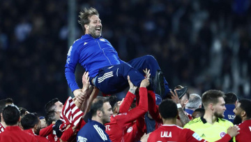 Ολυμπιακός: Φιέστα και πανηγυρισμοί μέσα στην Τούμπα για το 47ο πρωτάθλημα - Δείτε φωτογραφίες και βίντεο