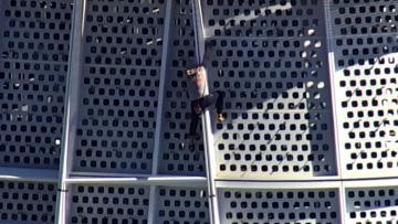 O «Spiderman» σκαρφάλωσε στον ψηλότερο πύργο του Σαν Φρανσίσκο για να διαμαρτυρηθεί κατά των αμβλώσεων