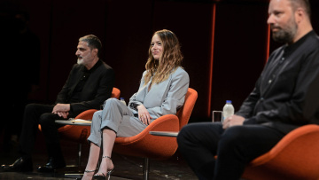 «Βληχή»: Η βωβή ταινία του Γιώργου Λάνθιμου στη Λυρική - «Το πιο παράδοξο πράγμα που έχω κάνει» λέει η Έμα Στόουν